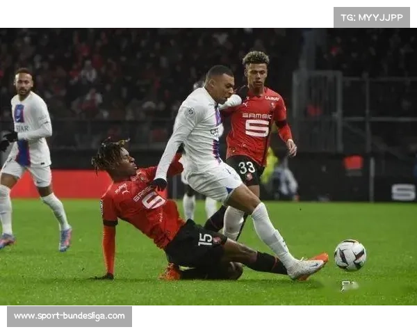 都灵vs帕尔马雨战泥泞，长传冲吊战术主导比赛节奏